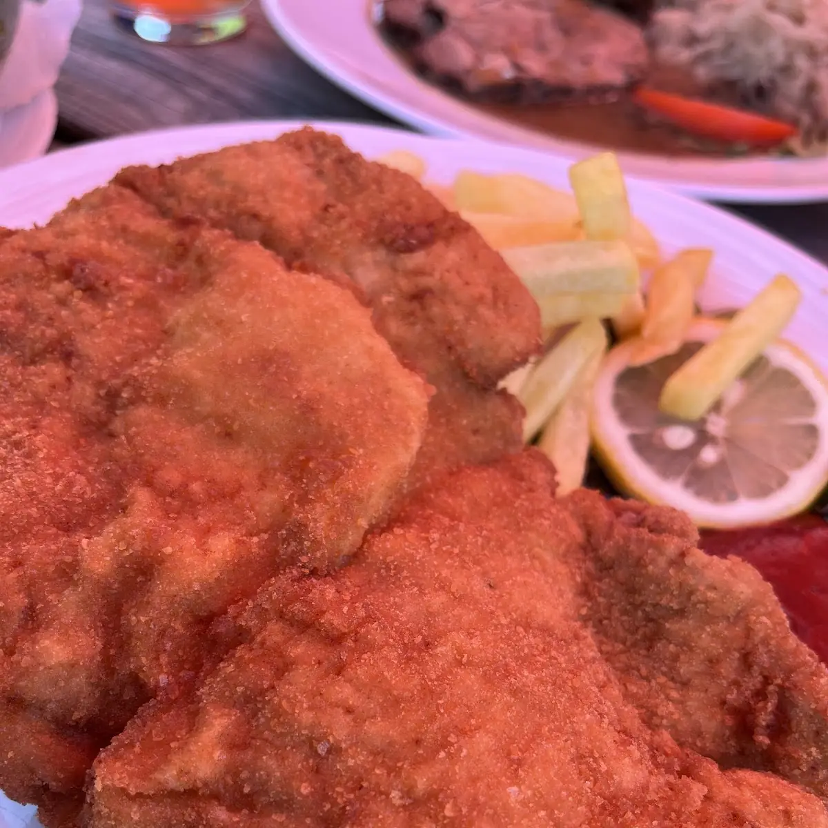 Wiener Schnitzel Vom Schwein Mit Pommes