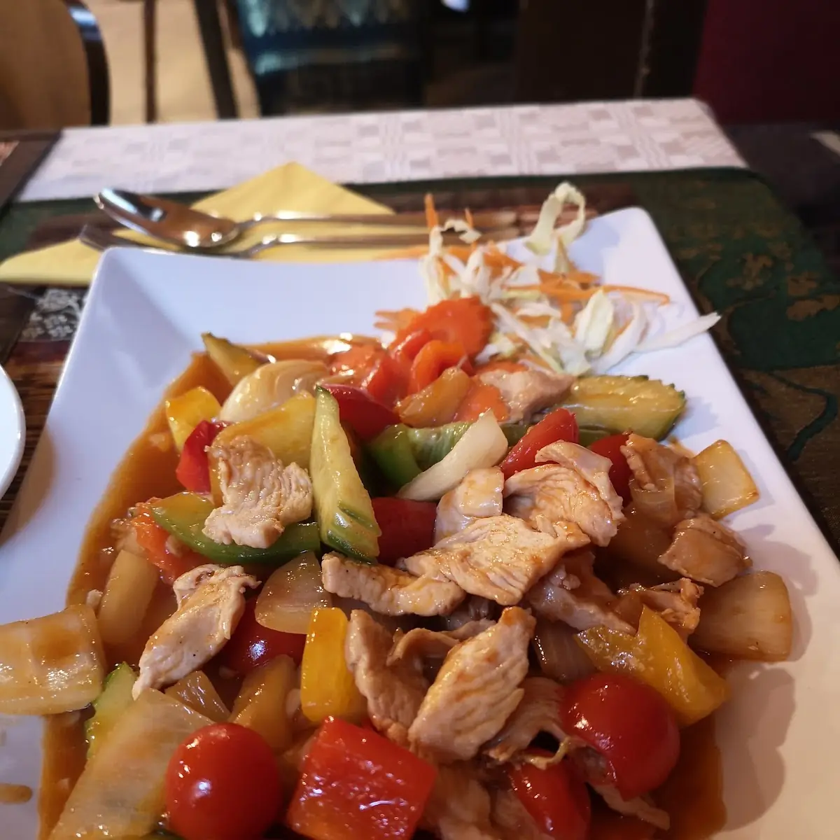 Gebratenes Hühnerfleisch mit Cashewnüssen