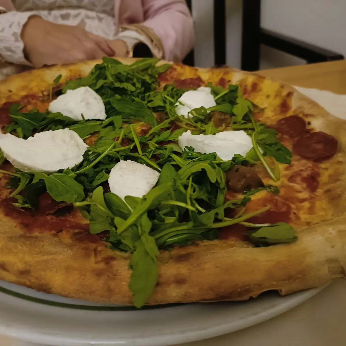 Salami Pizza Mit Rucola
