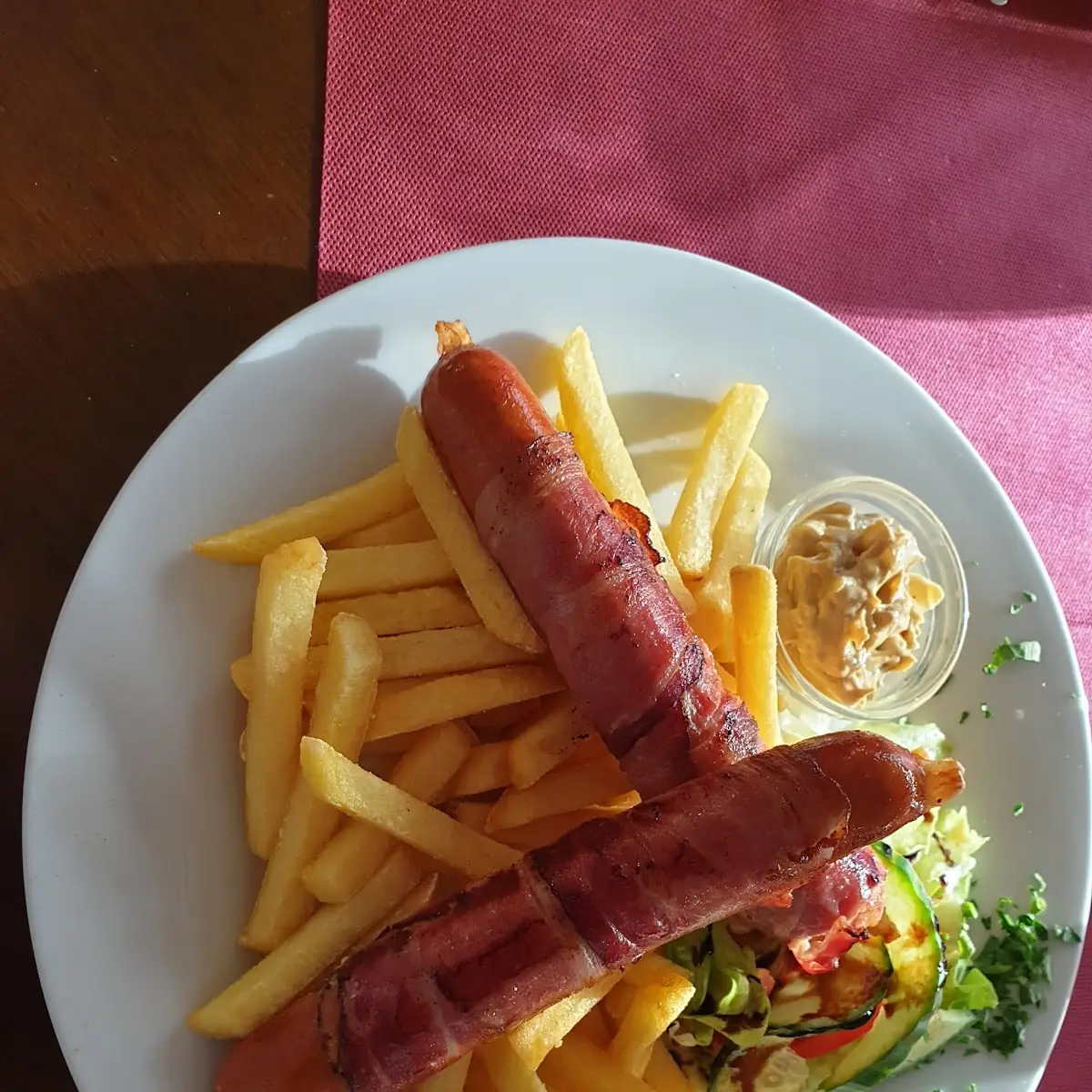 Berner Würstel Mit Pommes Und Zwiebelsenf