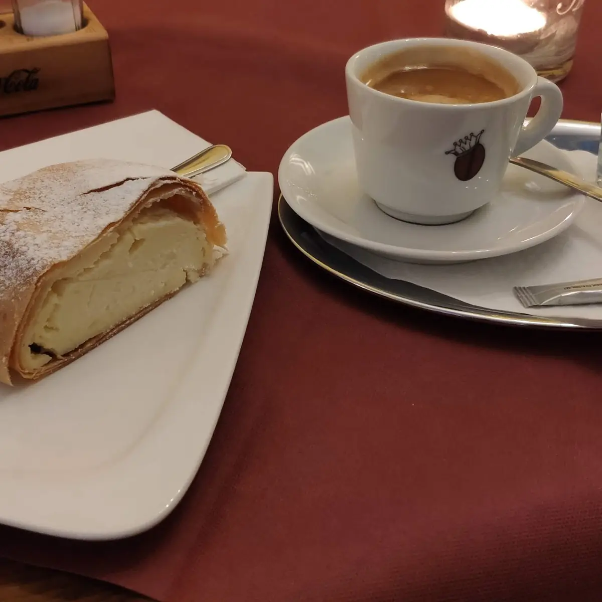 Topfenstrudel Und Kaffee