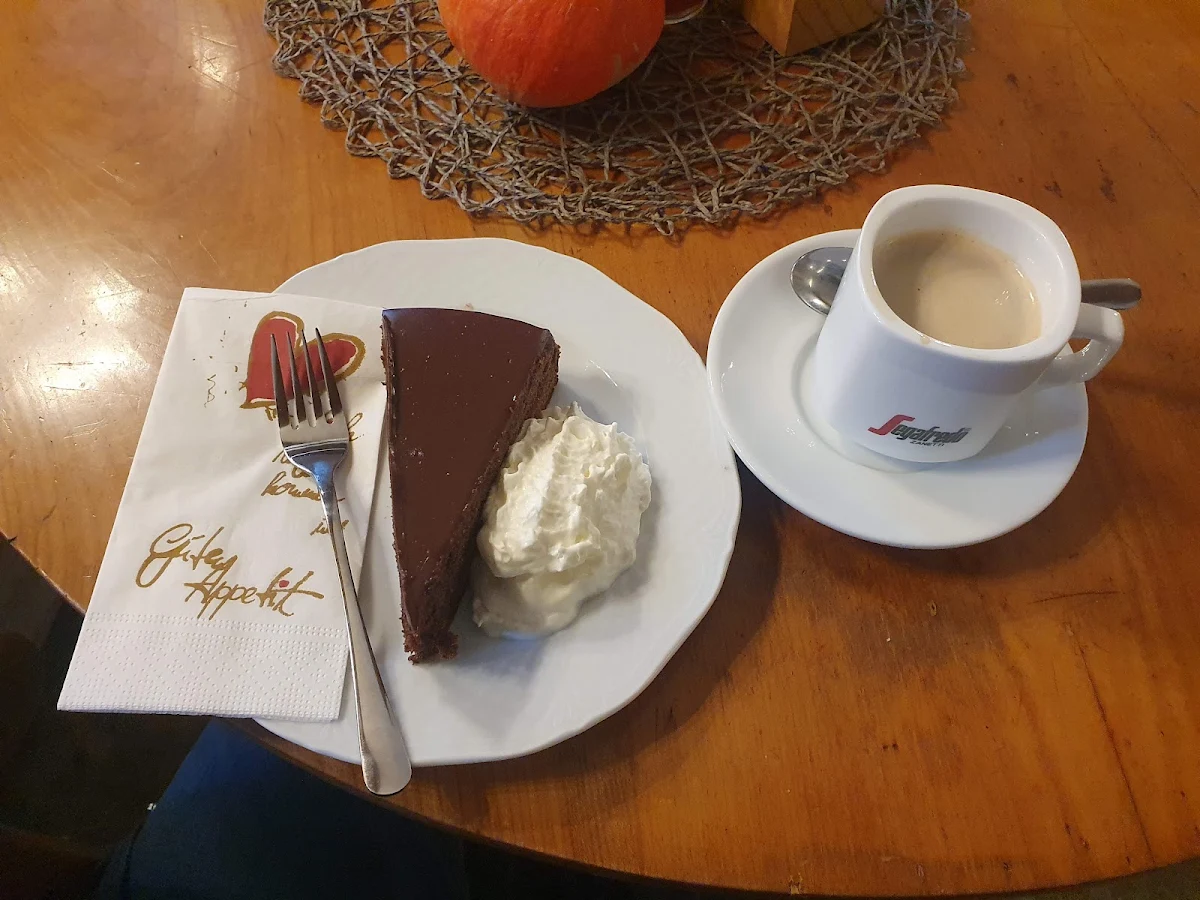 Sachertorte Mit Schlag Und Verlängertem