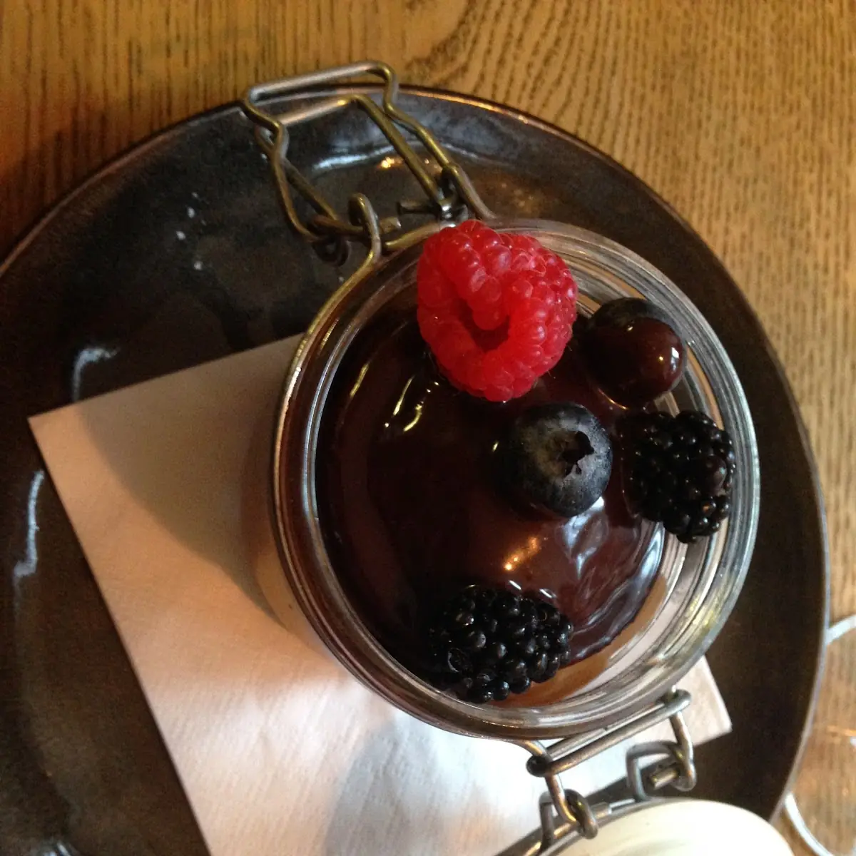 Mousse Von Der Dunklen Schokolade Marinierte Beeren