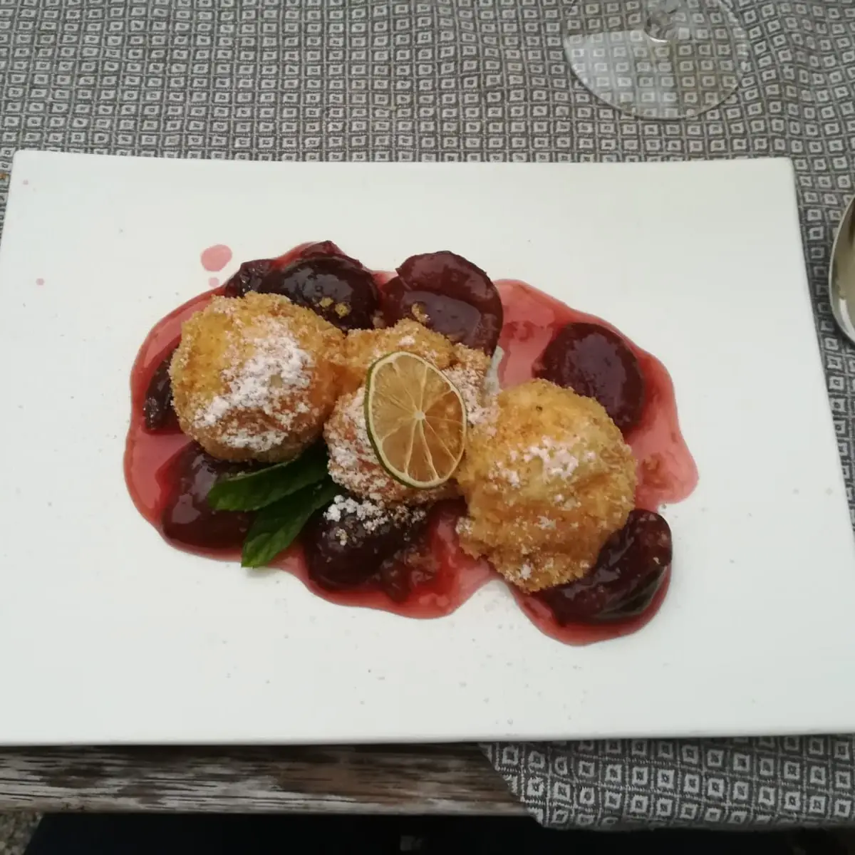 Topfenknödel Butterbrösel Erdbeer-rhabarberragout
