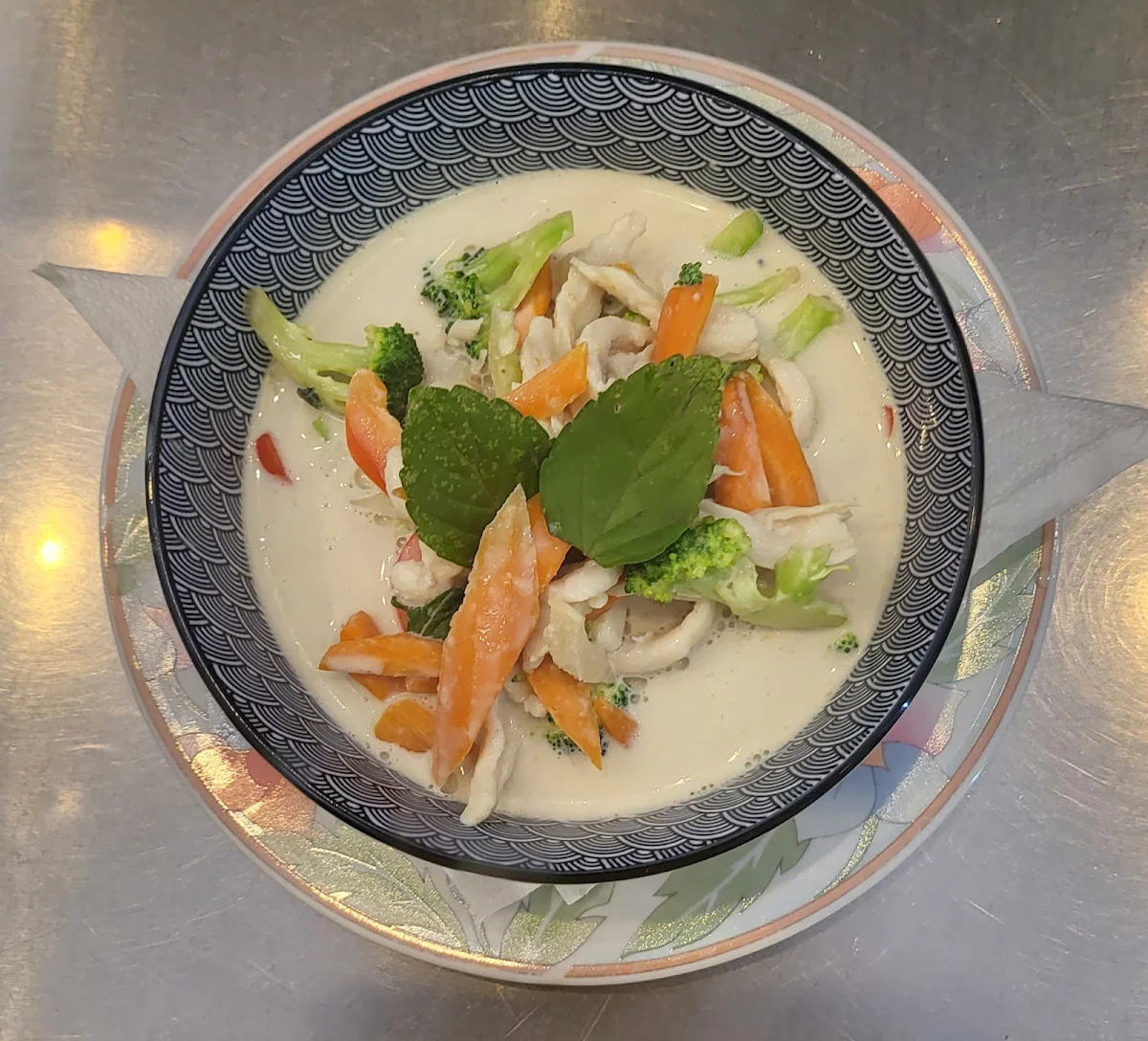 Gäng Kiau Wan Mit Hühnerfleisch - Grünes Curry Mit Kokosmilch Gemüse Und Süßem Basilikum