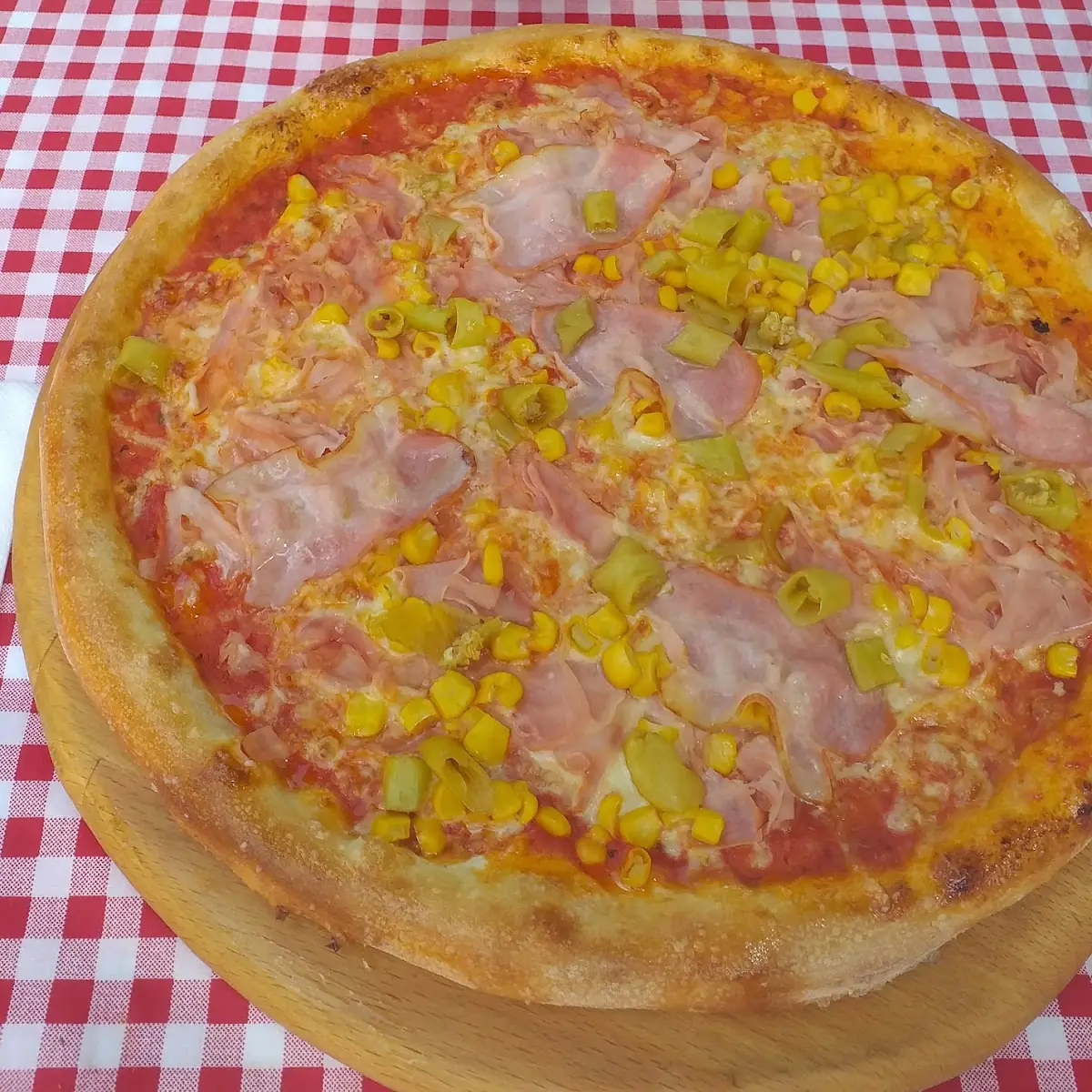 Pizza Provinciale Und Salat Mit Hühnerfleisch Gegrillt