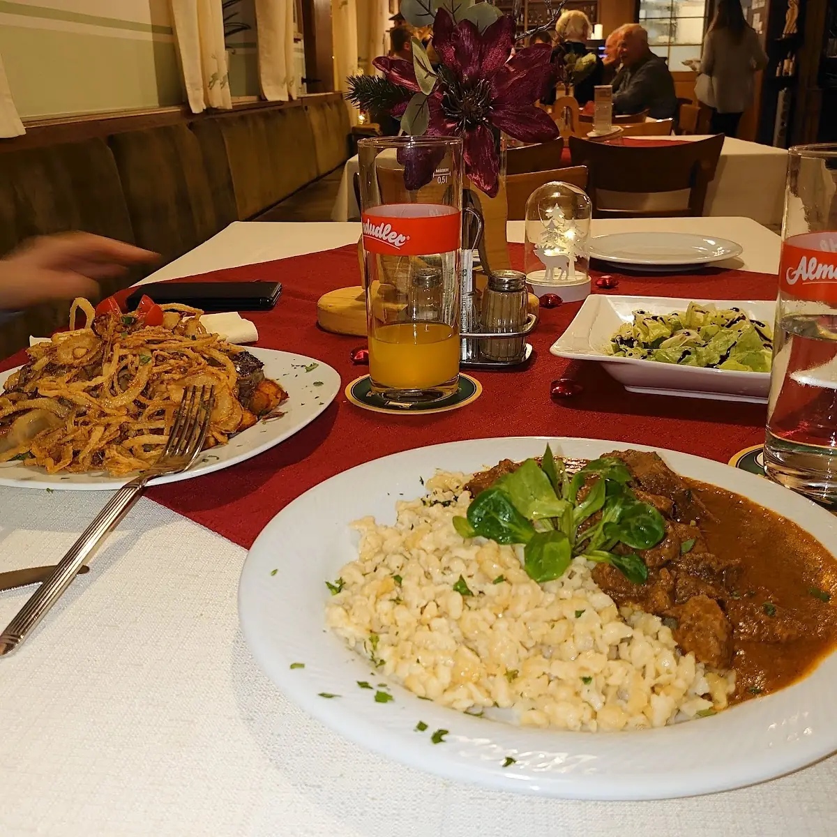 Ungarisches Rindergulasch Mit Spätzle