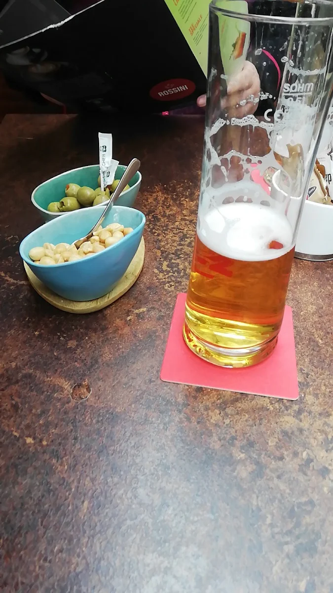 Oliven Und Erdnüsse & Bier