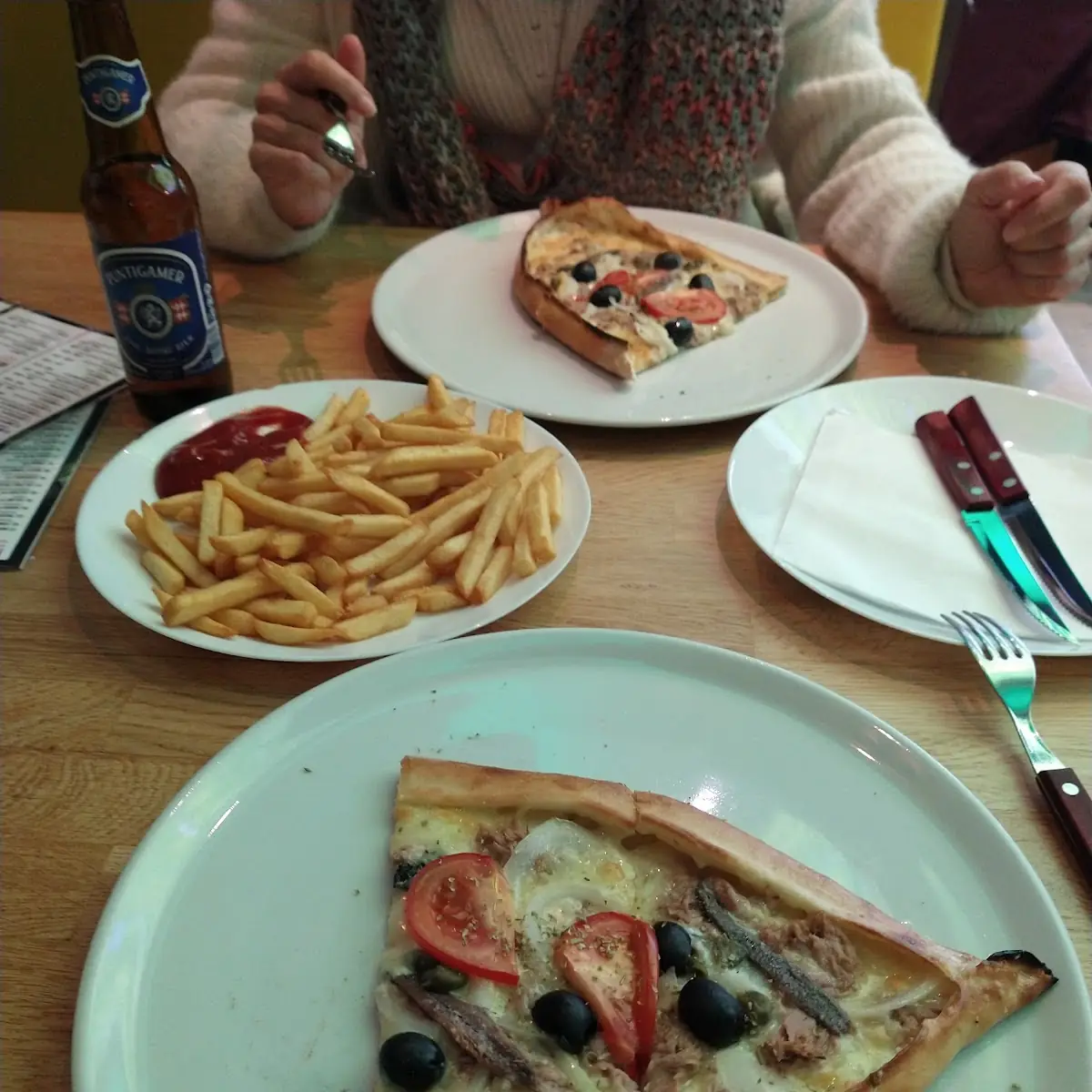 Pizza Mit Tonno Mit Oliven Und Sardellen Pommes Frites