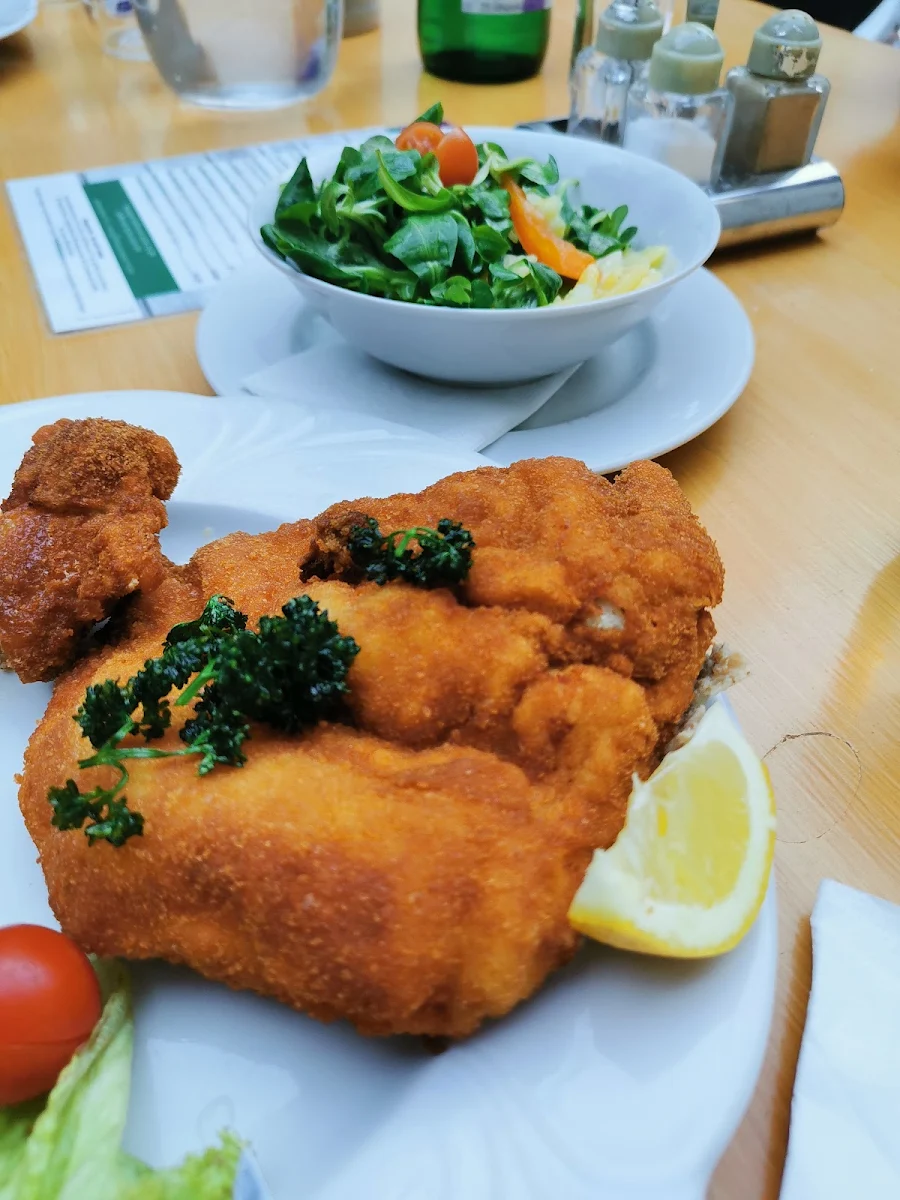 Ausgelöstes Back Hendl Beinfreiheit Dazu gibt's Erdäpfel Vogerl Salat