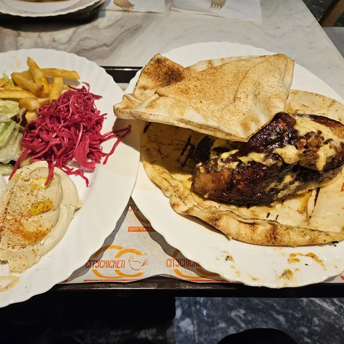 Hummes Salat Und Knoblauchsauce Beim Hähnchenmenü Dabei