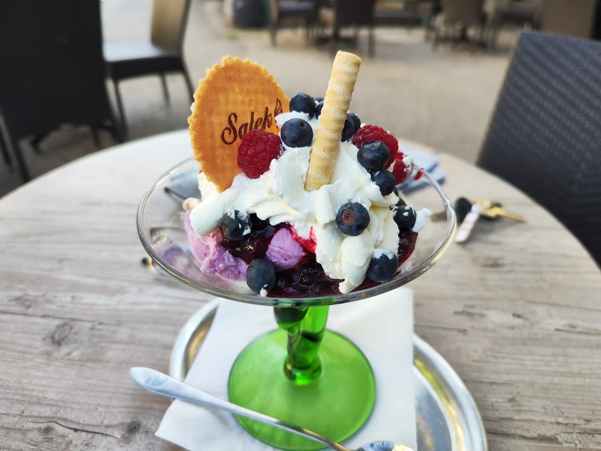 Ein Eis Mit Früchte Garniert
