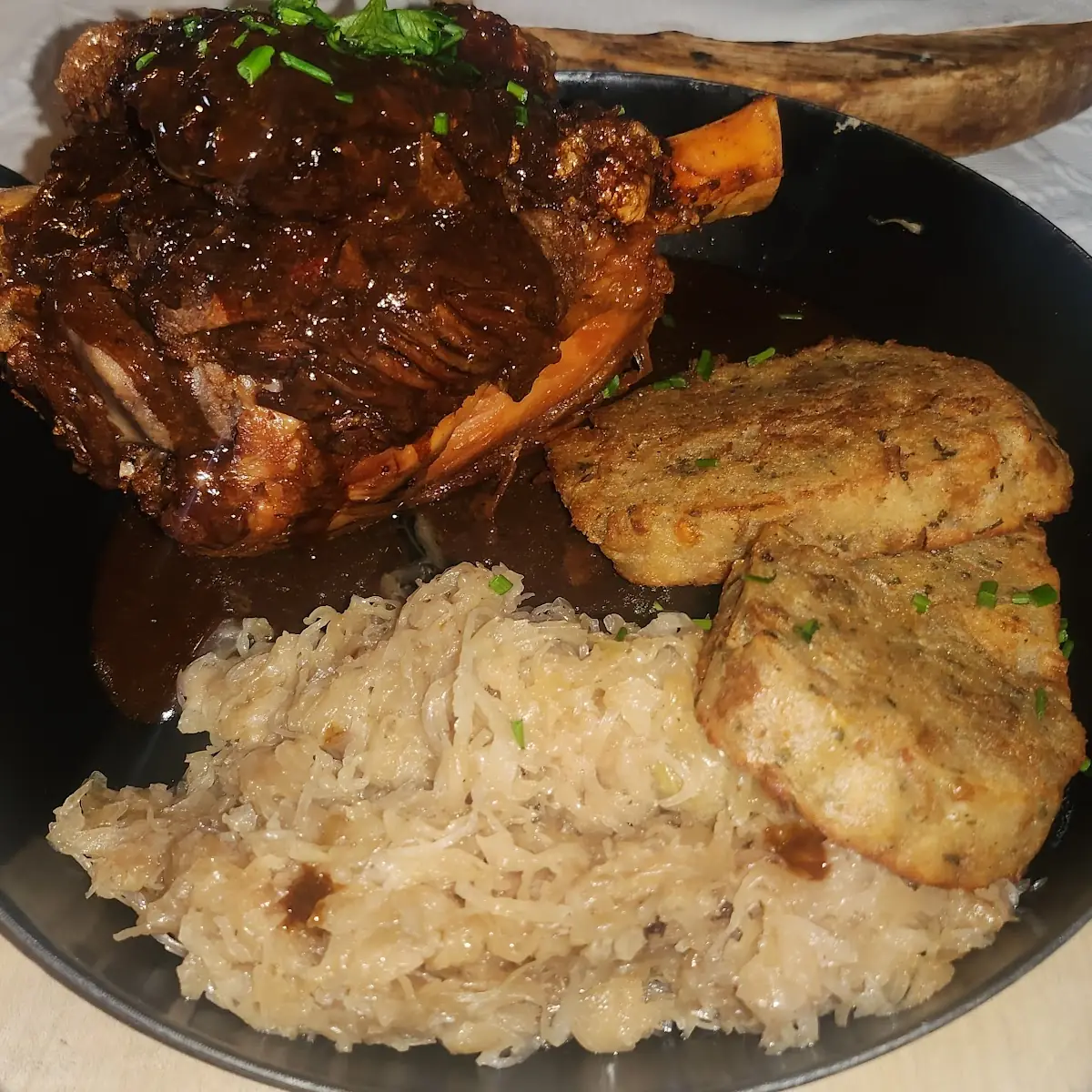 Schweine Haxen Mit Sauerkraut Und Knödel