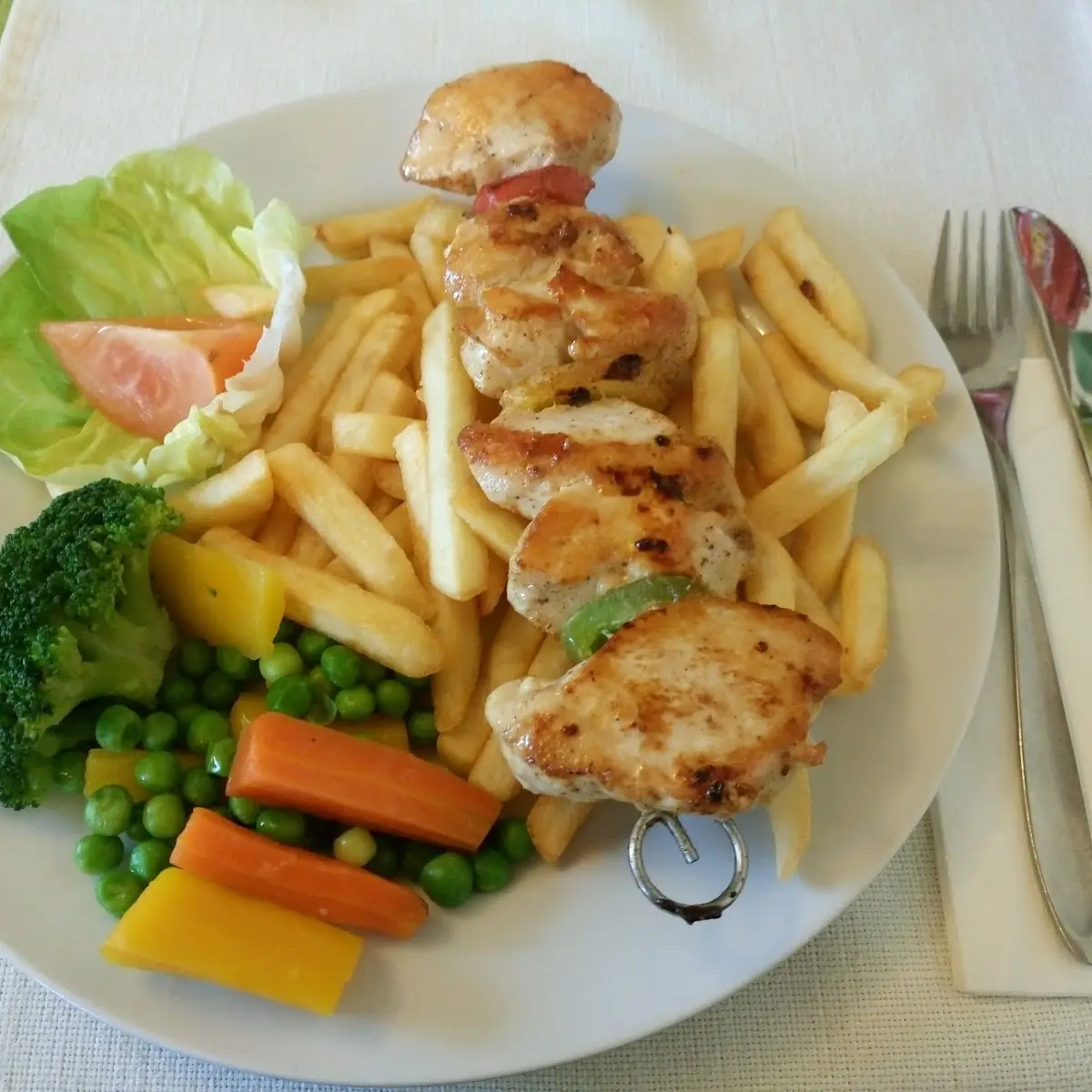 Putenspieß Mit Pommes Und Salat