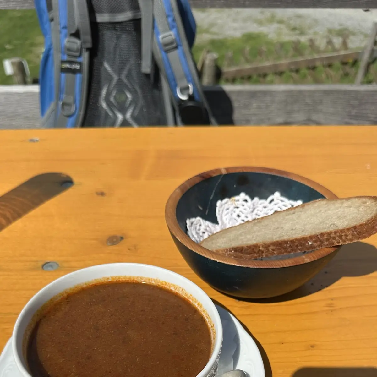 Gulaschsuppe Mit Brot