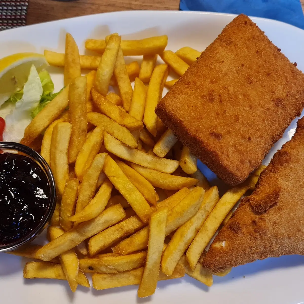 Gebackener Emmentaler Mit Preiselbeeren Und Pommes