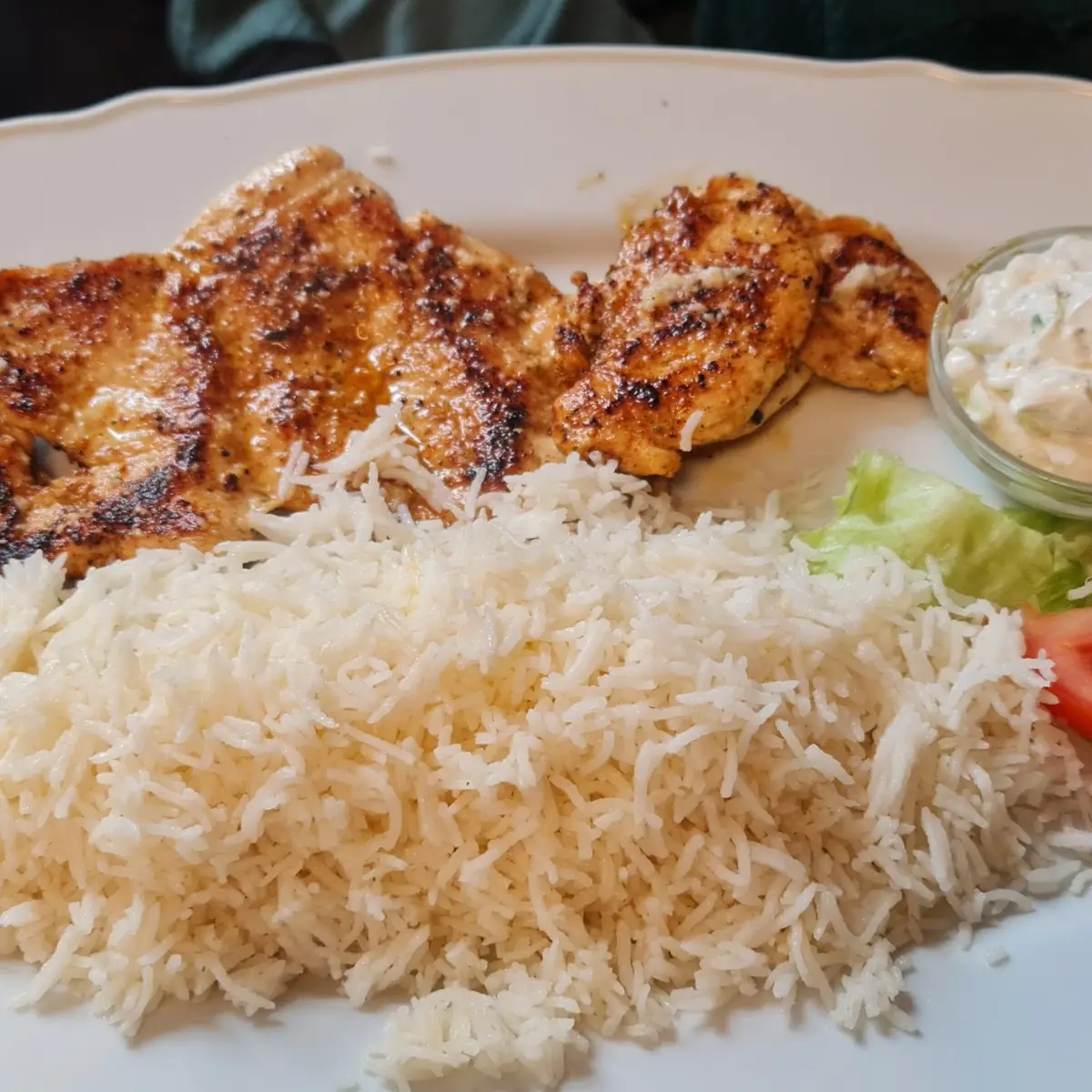 Gegrilltes Hühnerfilet Mit Reis Und Tzatziki