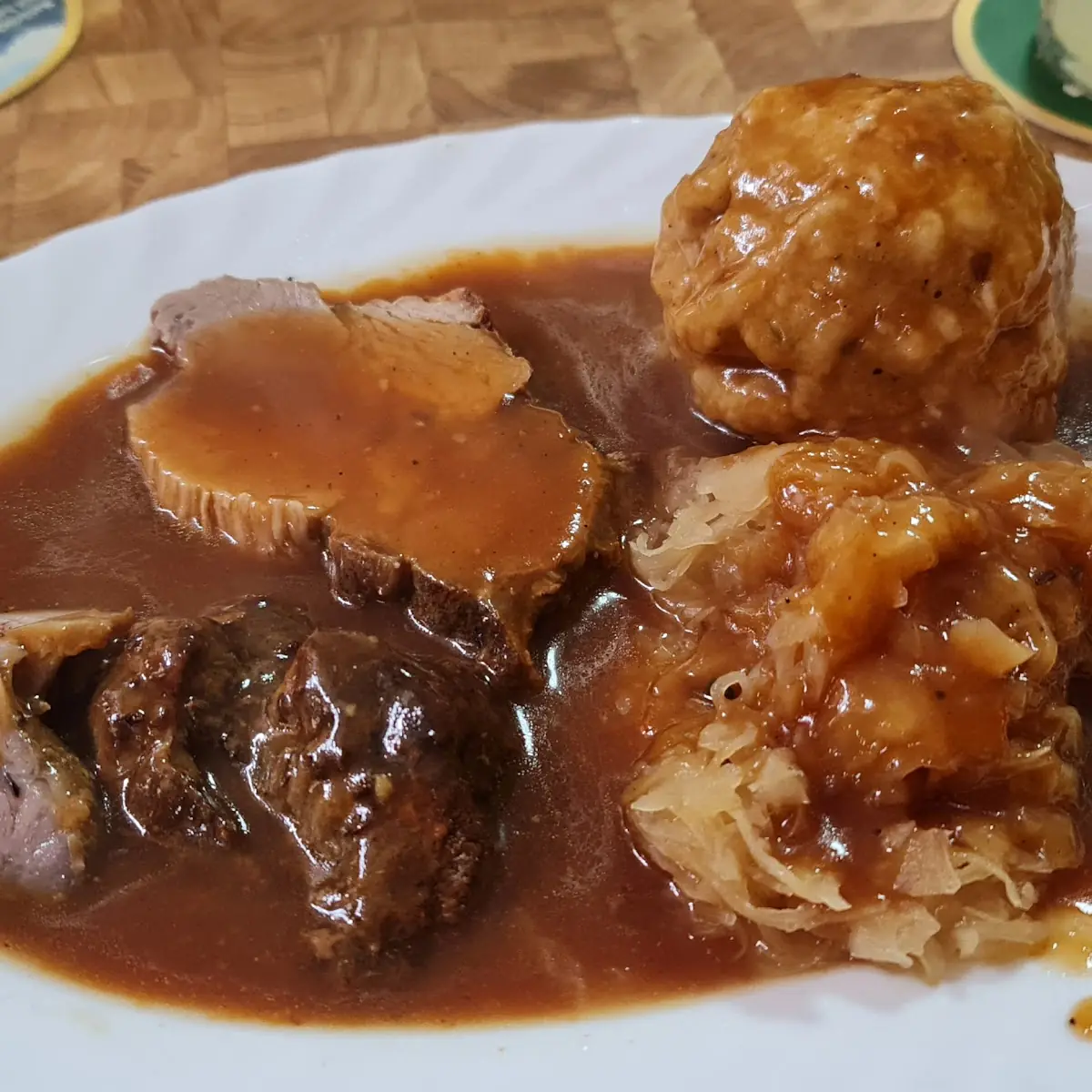 Surfleisch Mit Kraut Und Semmelknödel