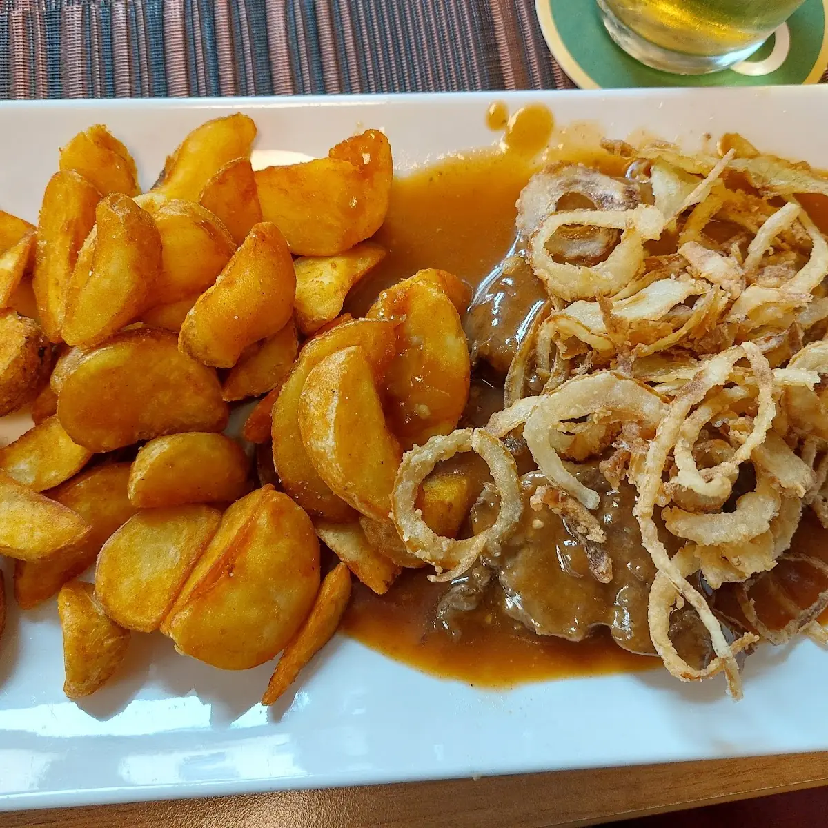Zwiebelrostbraten Mit Röstzwiebel Und Braterdäpfel