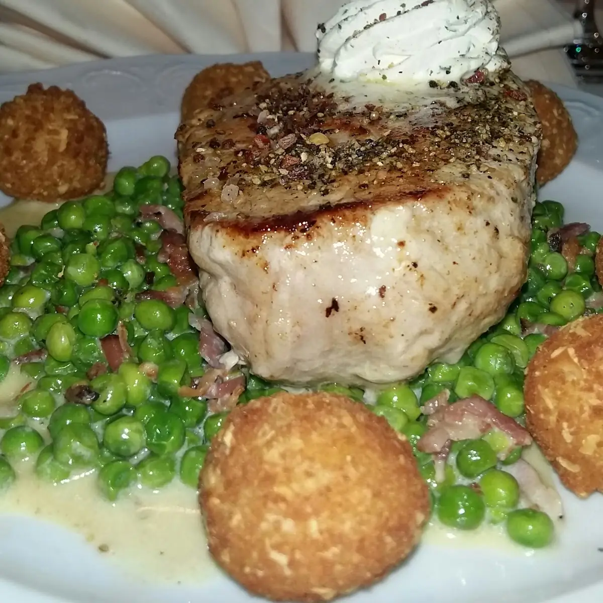 Schweinerückensteak Mit Mandelbällchen Und Erbsen