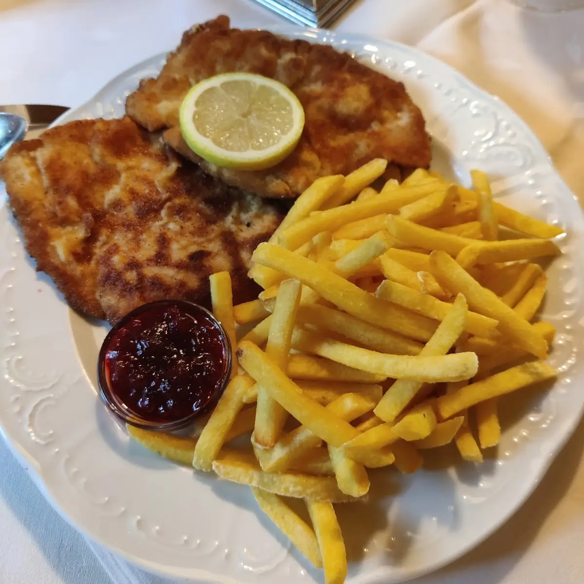 Wiener Schnitzel Mit Pommes