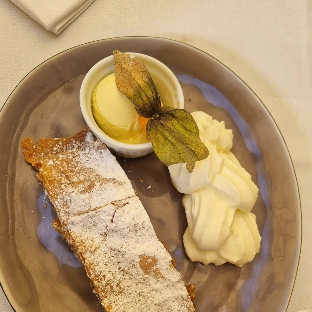 Apfelstrudel Mit Vanilleeis Und Schlagobers