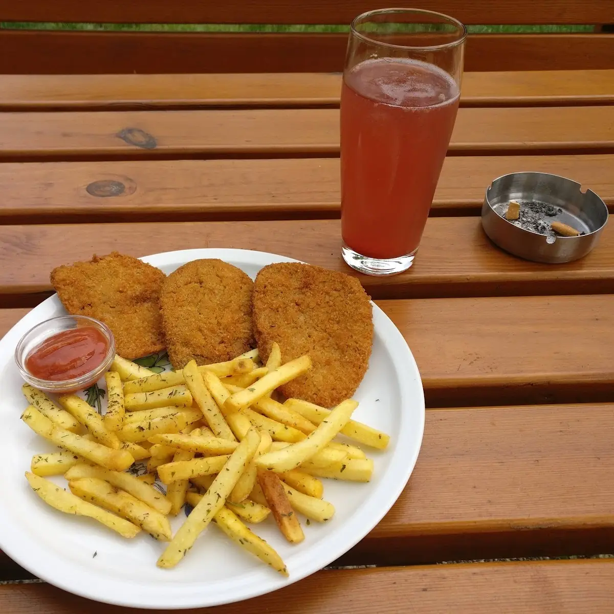 Saitan-schnitzel Mit Kräuter-pommes Und Selbstgemachtem Ketchup