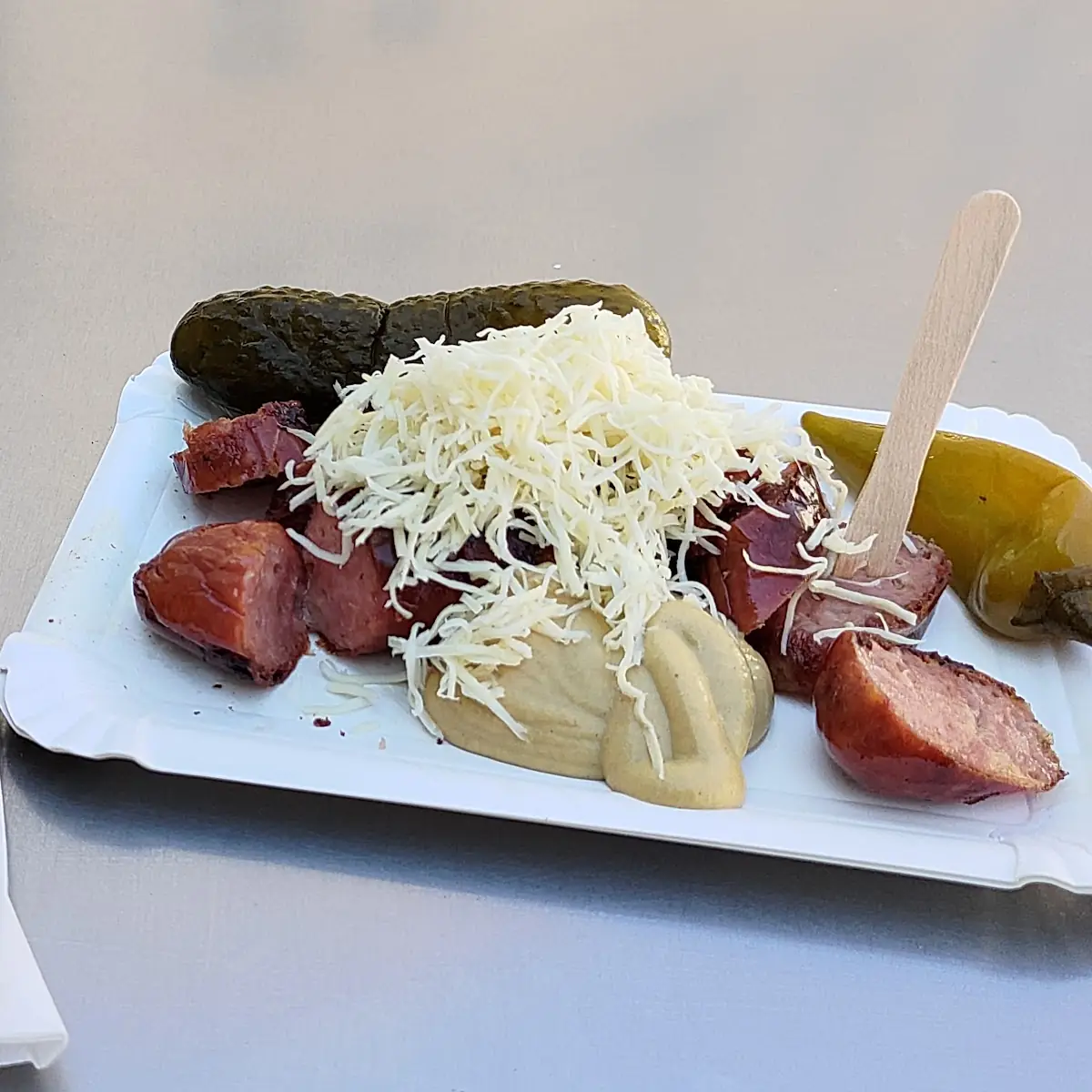 Käsekrainer Mit Brot Senf Kren Salzgutkerl Und Pfefferoni