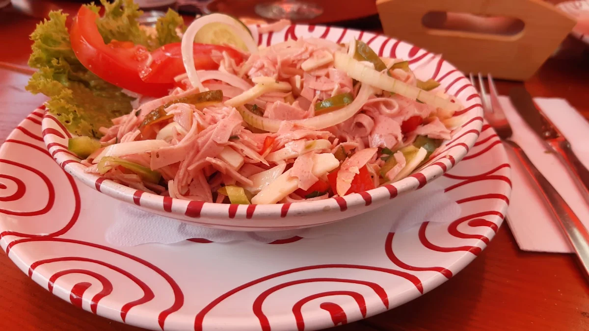 Wurst-käse-salat Garniert