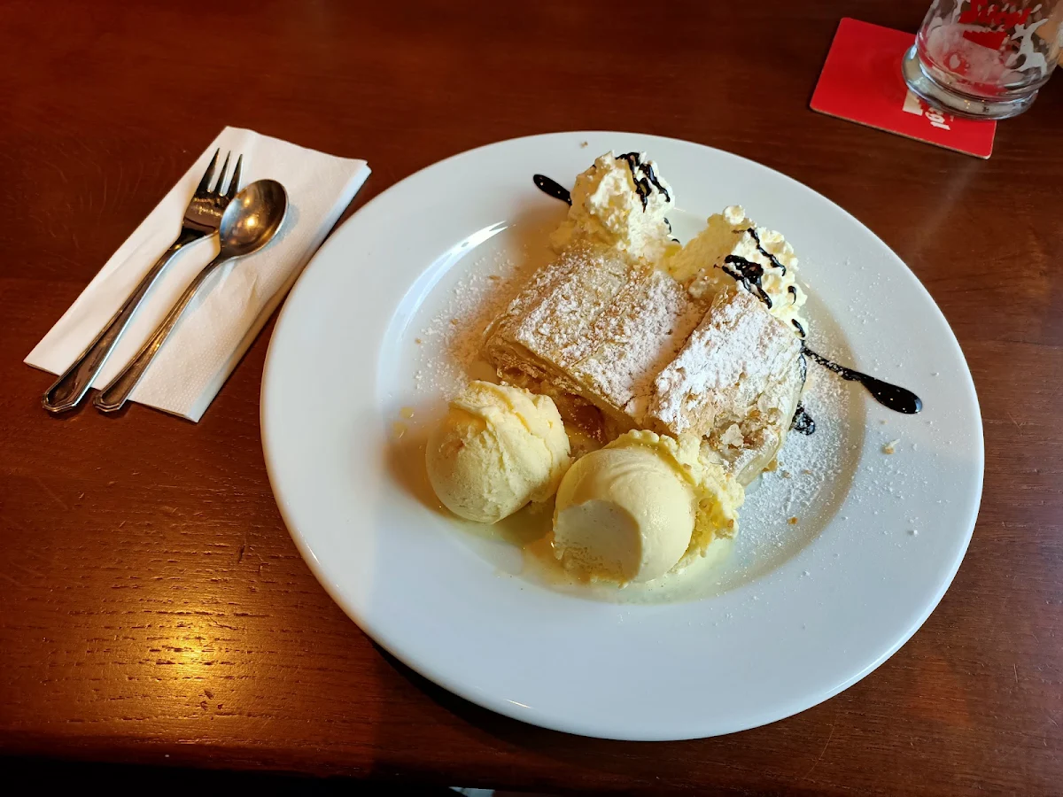Strudel Mit Vanille Eis