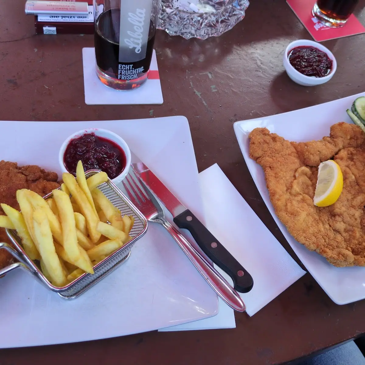 Schnitzel Wiener Art Mit Preiselbeeren Und Pommes