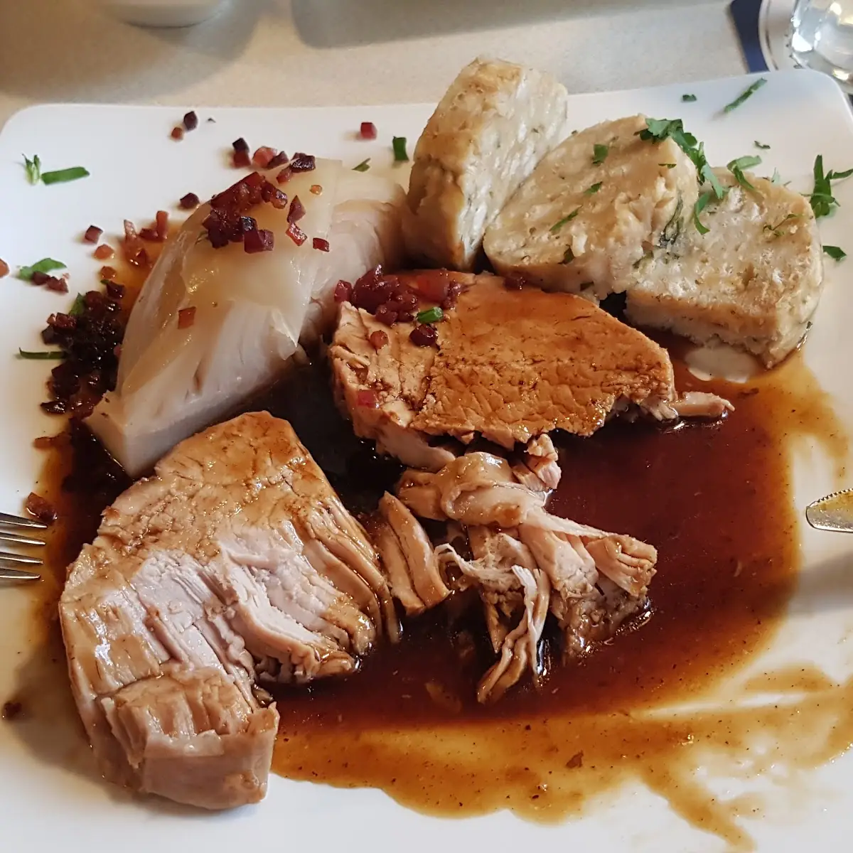 Schweinebraten Mit Stöcklkraut Und Serviettenknödel