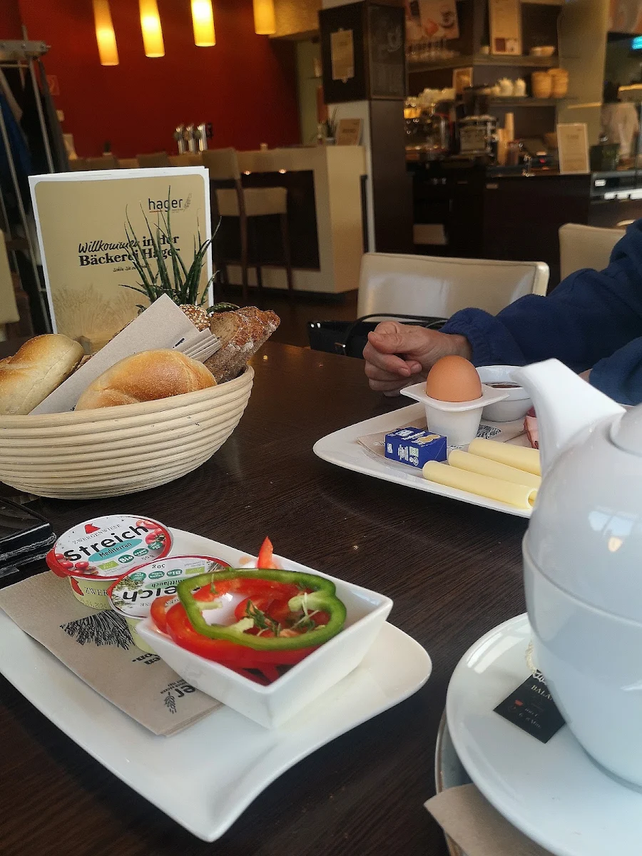 Bäckerfrühstück & 2 Vegane Aufstriche Mediterran Schnittlauch