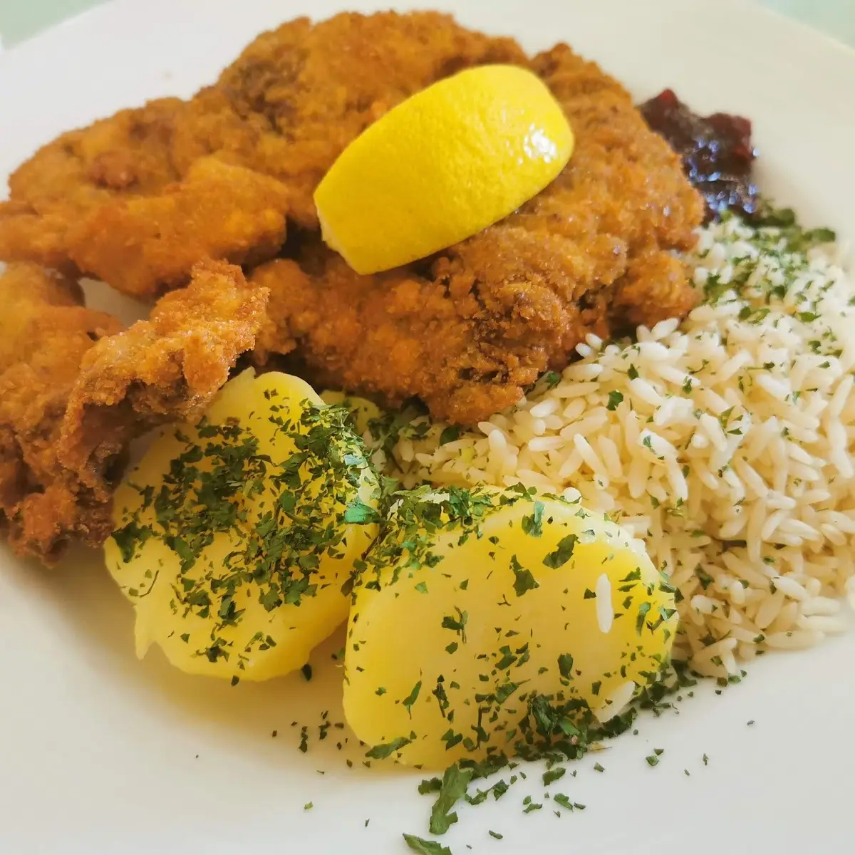 Cevapcici Teller Und Schnitzel Mit Kürbiskernkruste