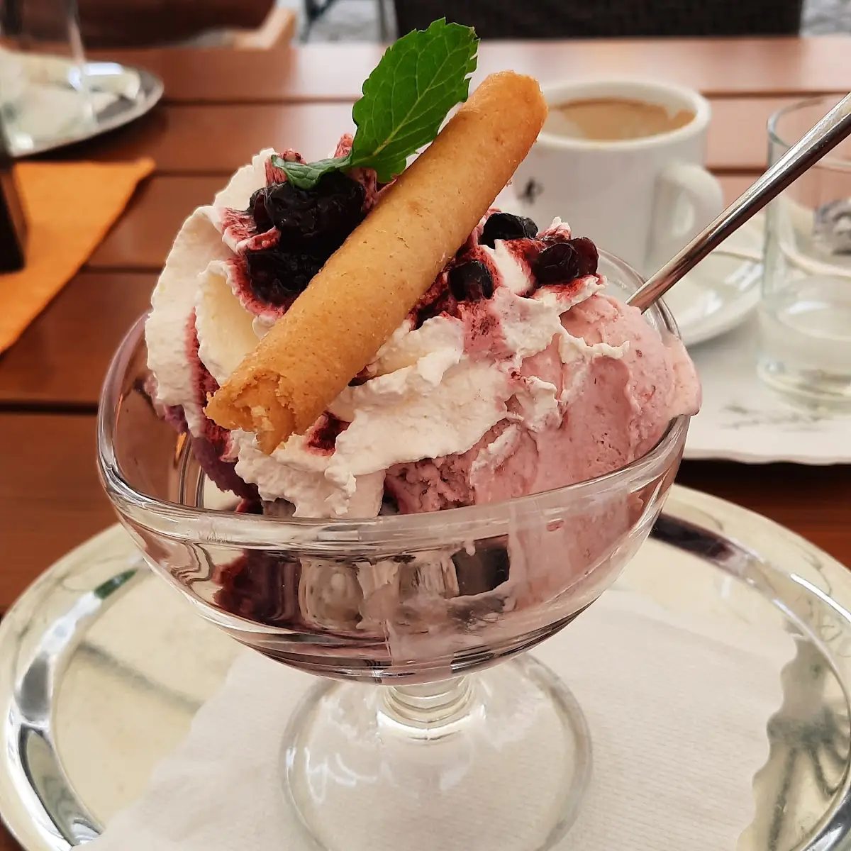 Waldbeereisbecher