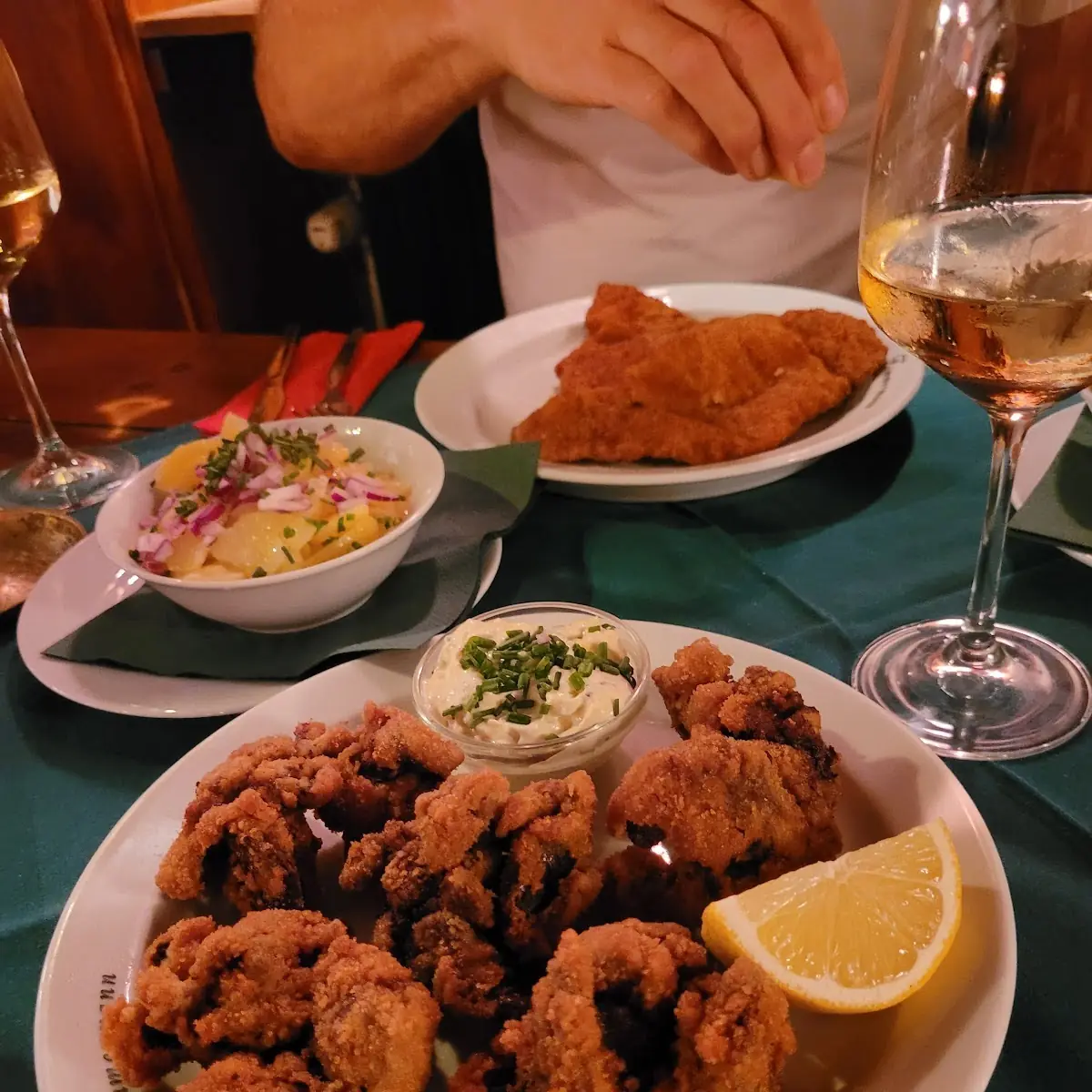 Gebackene Hühnerleber Und Wiener Schnitzel Vom Kalb