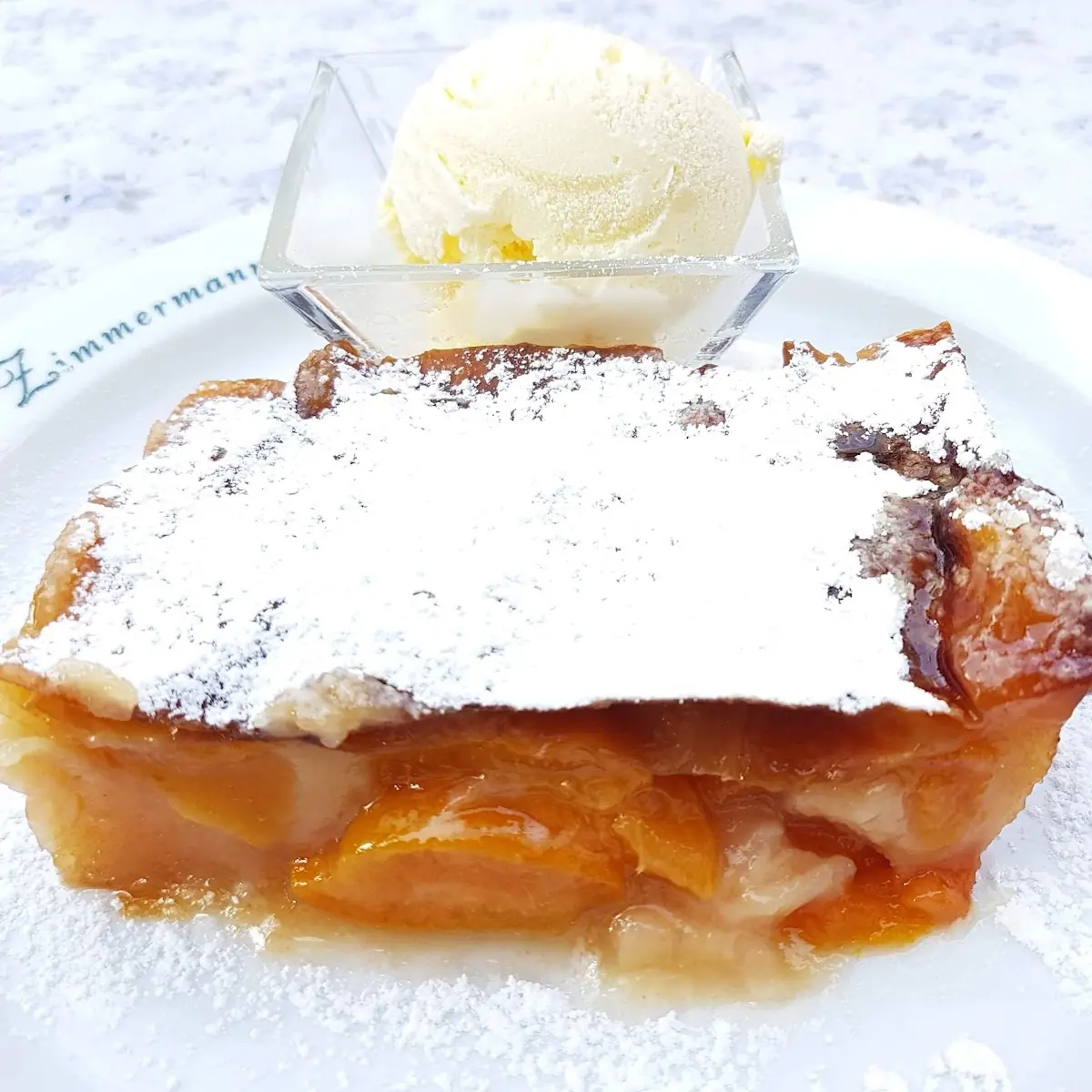 Marillenkuchen Vanilleeis