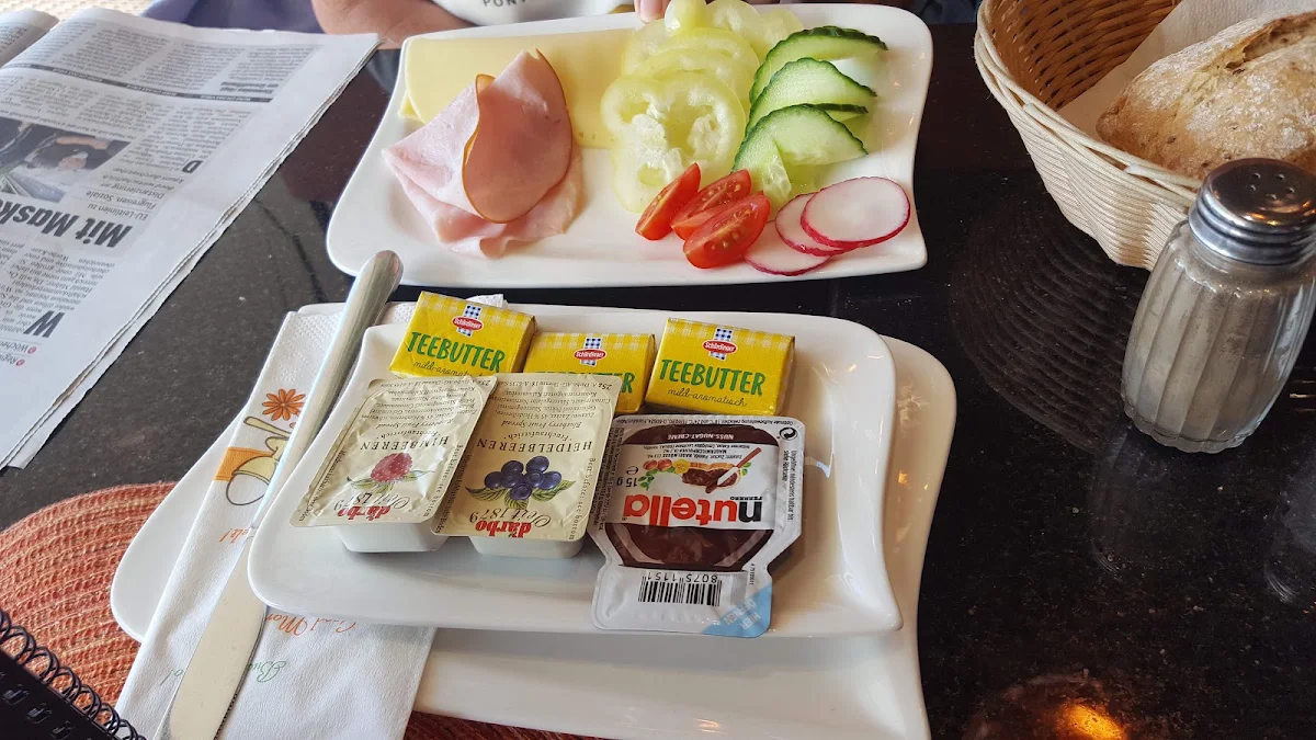 Süsses Frühstück Mit Gemüsebeilage U 1 Blatt Schinken