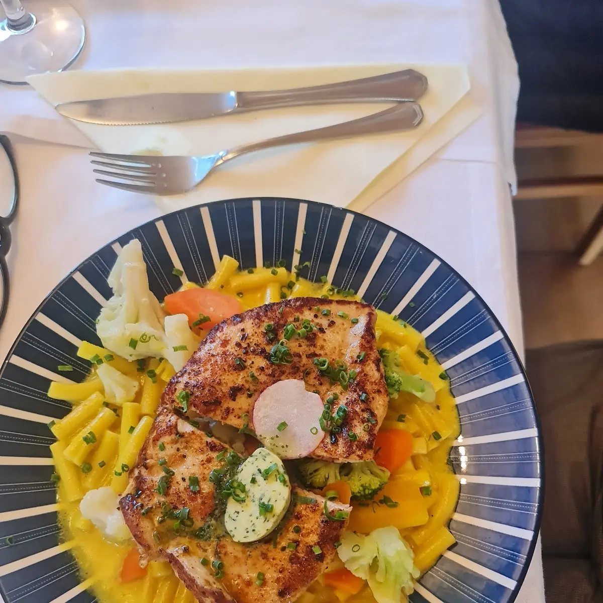 Hünerschnitzel Mit Safrannüdele