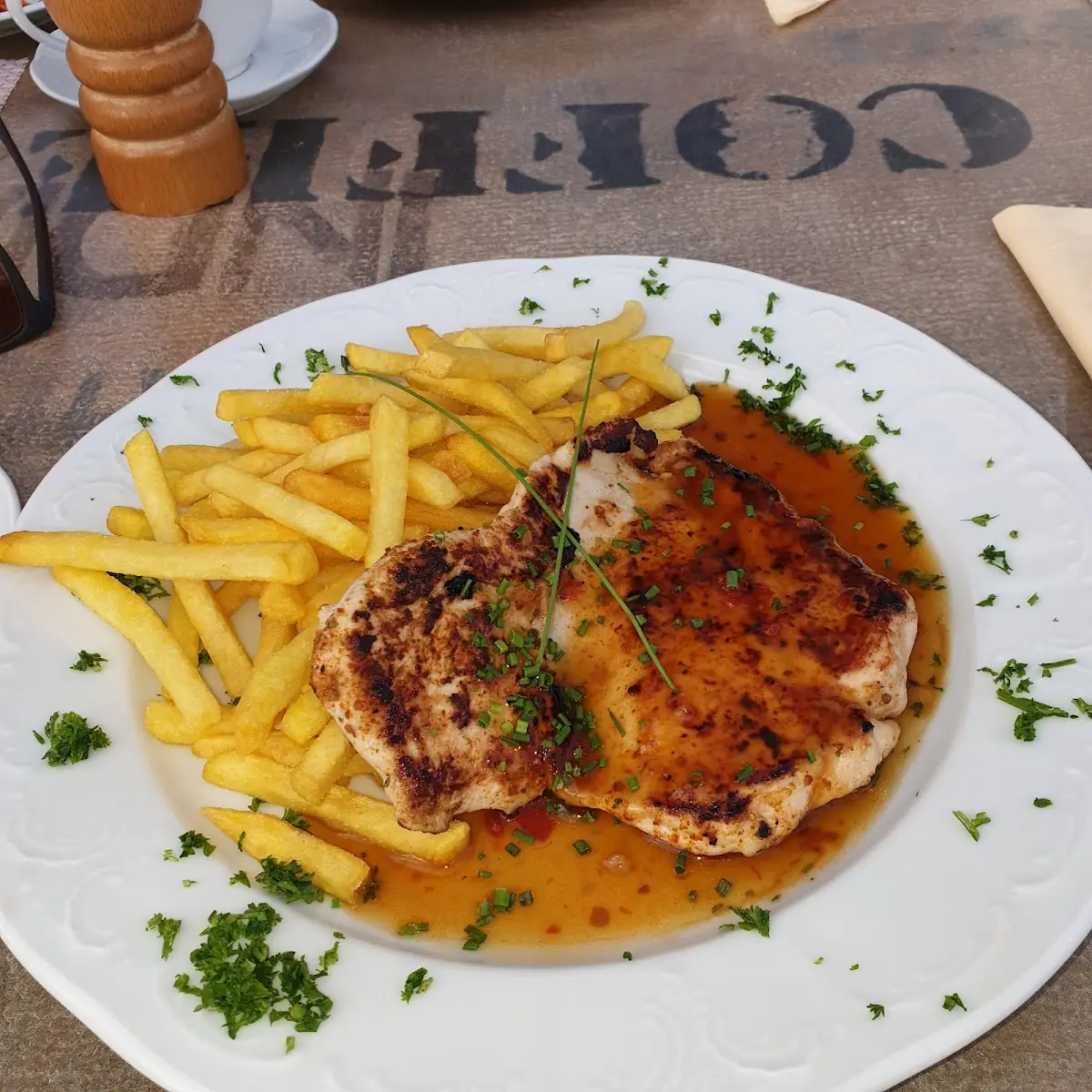 Putenschnitzel Mit Pommes