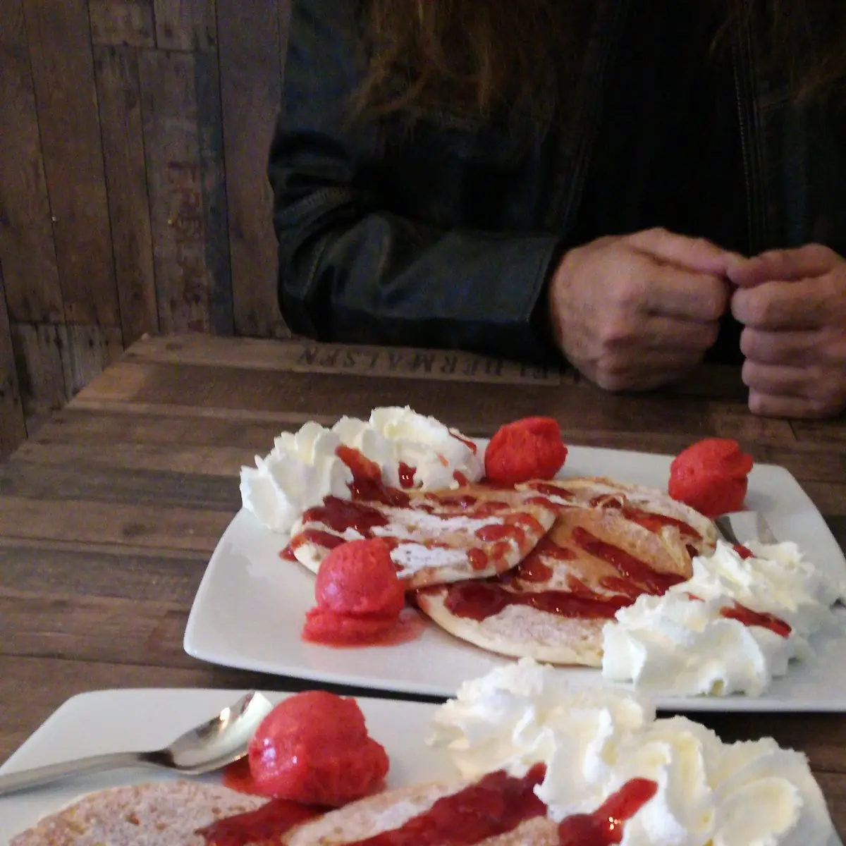 Pancakes Mit Schlagobers Erdbeereis
