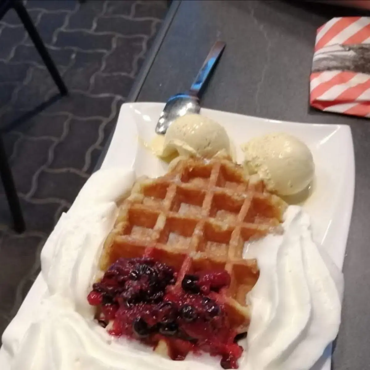 Waffel Mit Eis Und Schlagobers