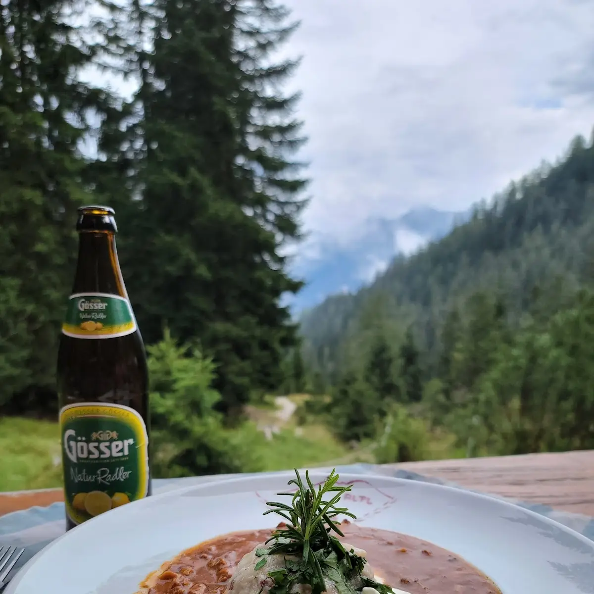 Hauswurst Mit Rösti Und Sauerkraut