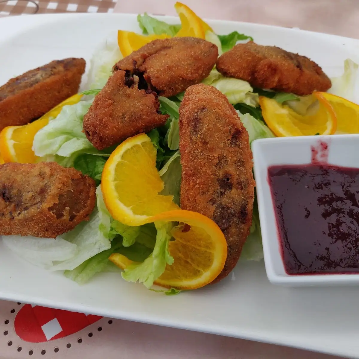 Auf Blattsalat Dazu Sauce