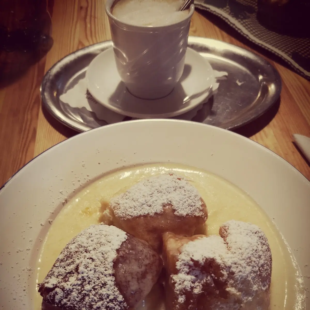 Buchtel Mit Vanillesauce