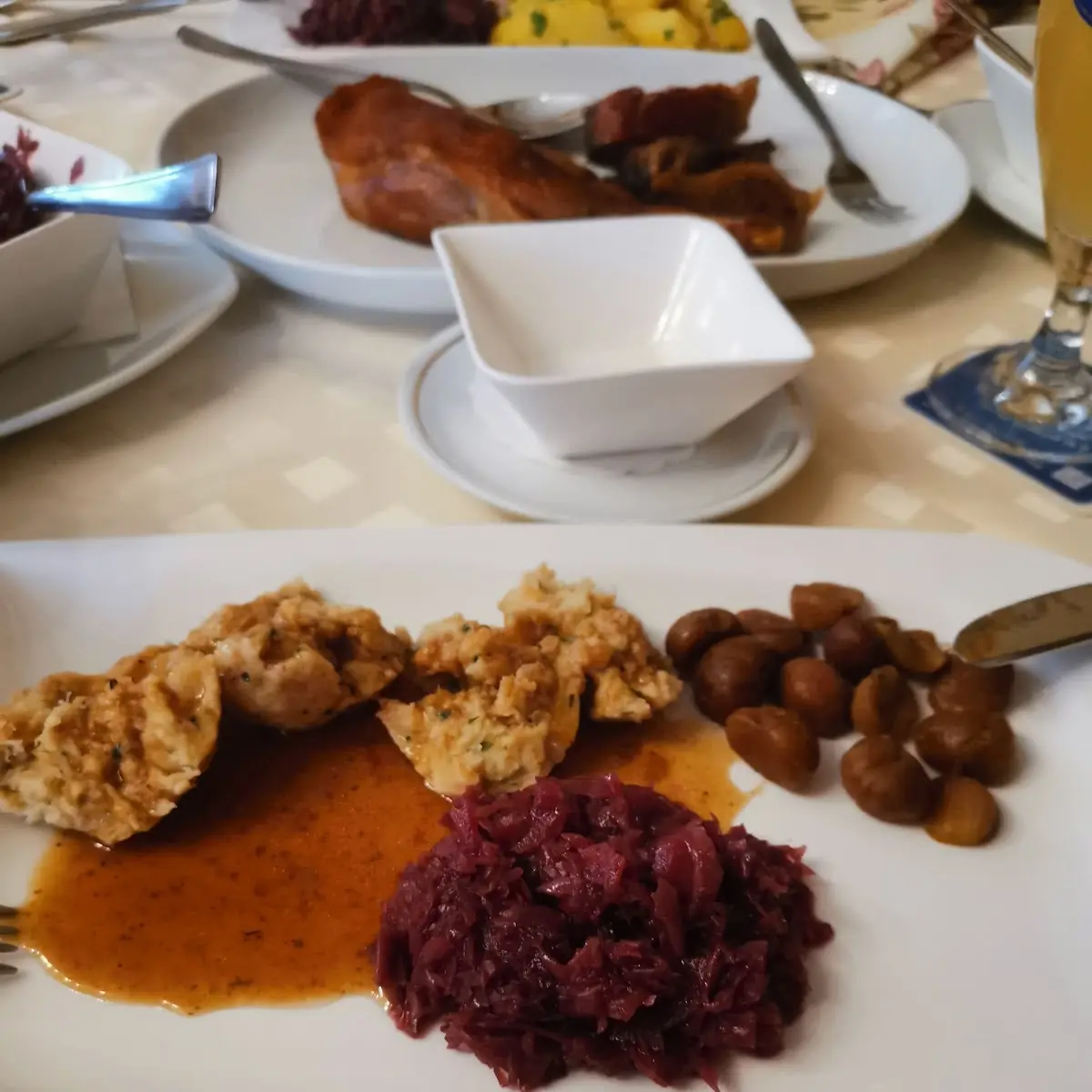 Ganserl Mit Blaukraut Und Knödel U Maronen
