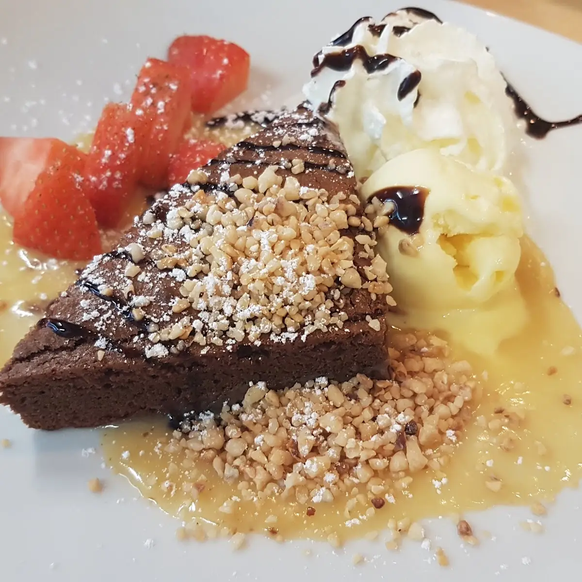 Chocolate Brownie Mit Vanilleeis Und Caramel