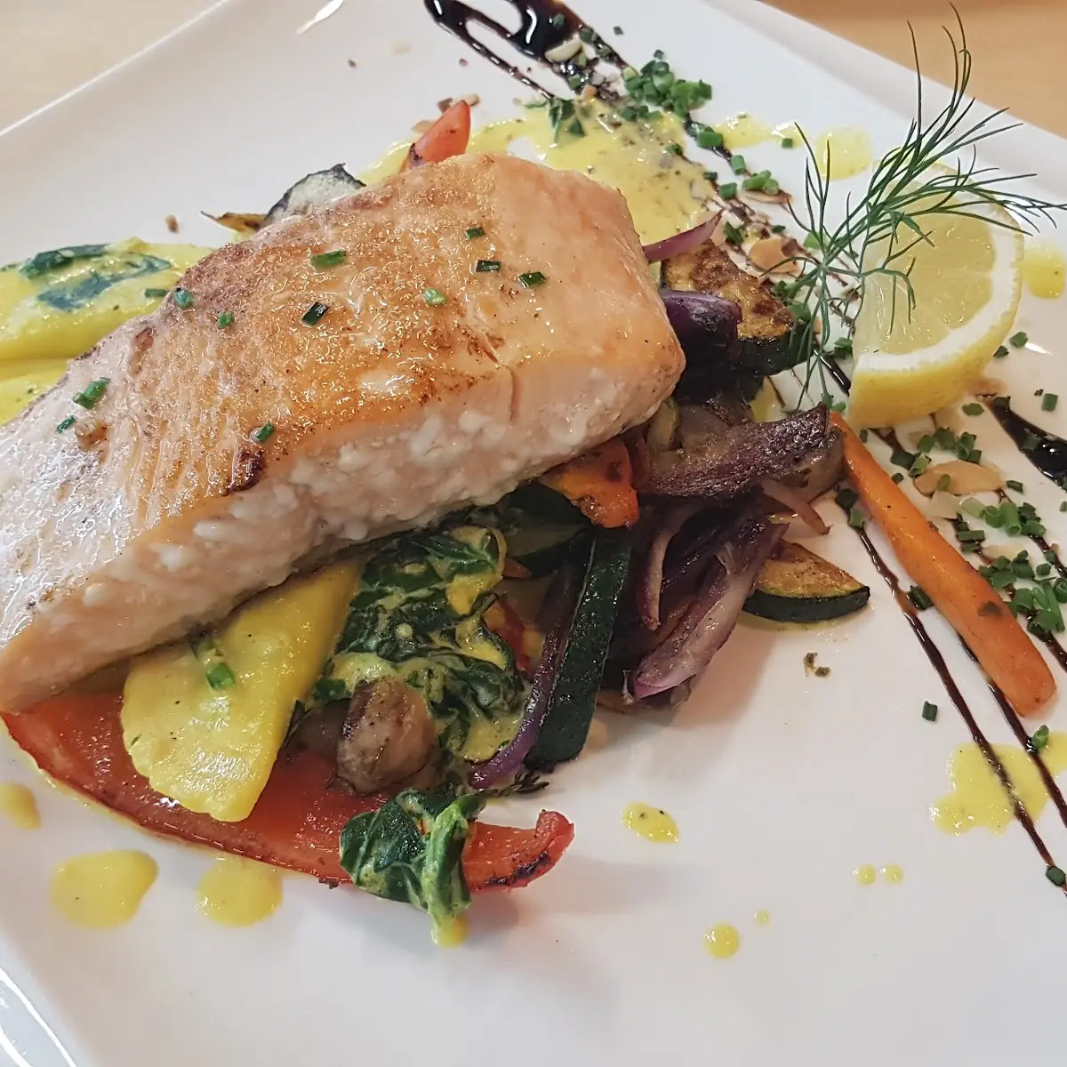 Lachsfilet Mit Ravioli Und Grillgemüse