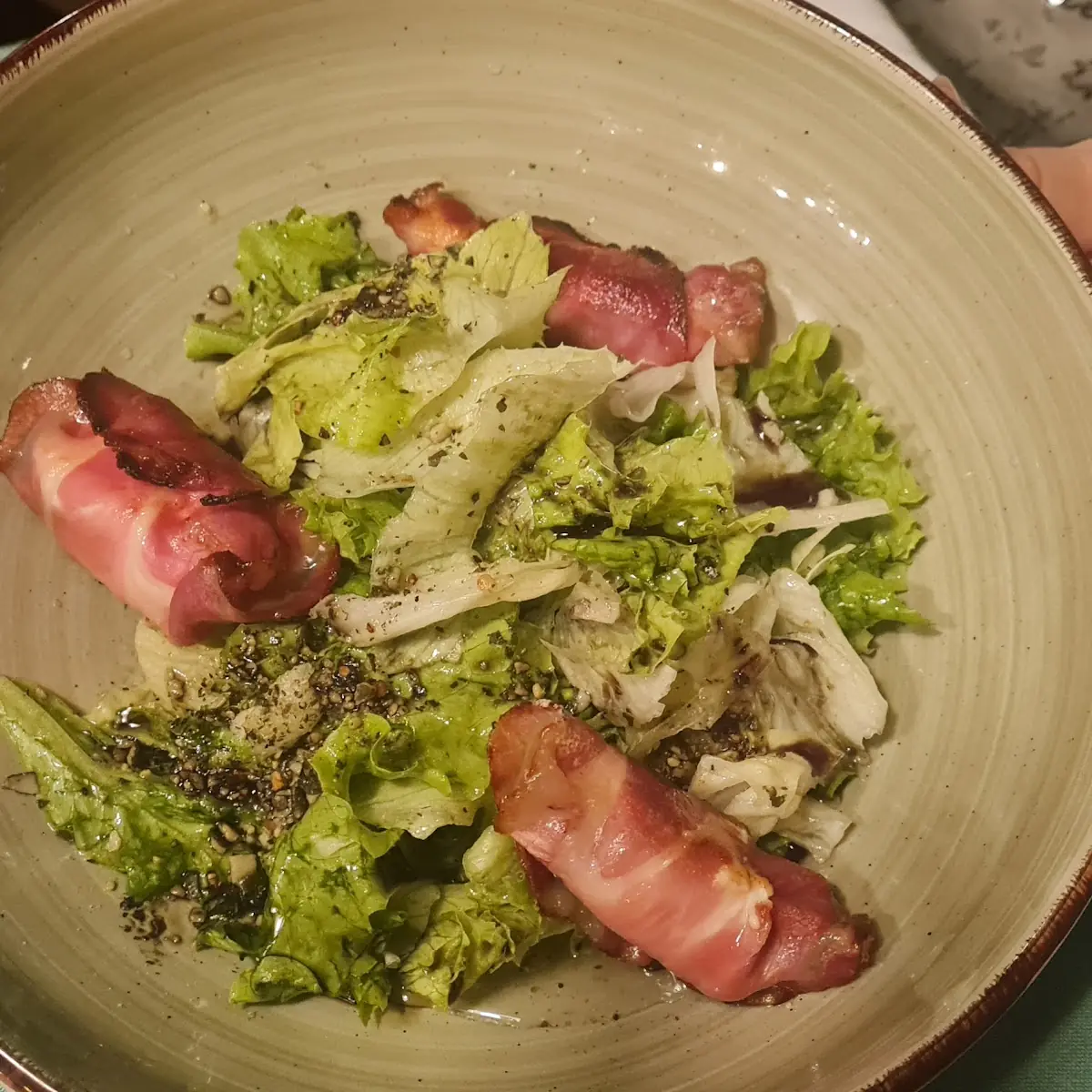 Schafskäse Im Speckmantel Auf Blattsalat
