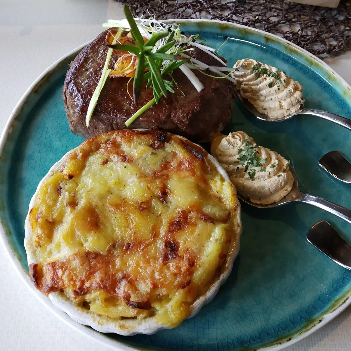 Filetsteak Mit Kräuterbutter Und Kartoffelgratin
